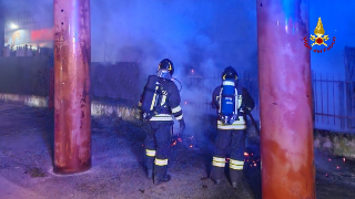 Corridonia - Insegna a fuoco, intervengono i vigili del fuoco